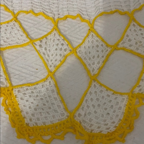 Crocheted handmade round tablecloth - Picture 2 of 6